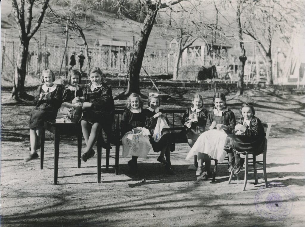Učenke osnovne šole Cerkno, 1940