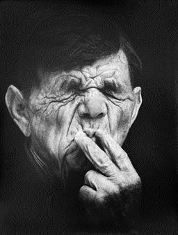 Fotografija moža z zaprtimi očmi in cigareto v ustih